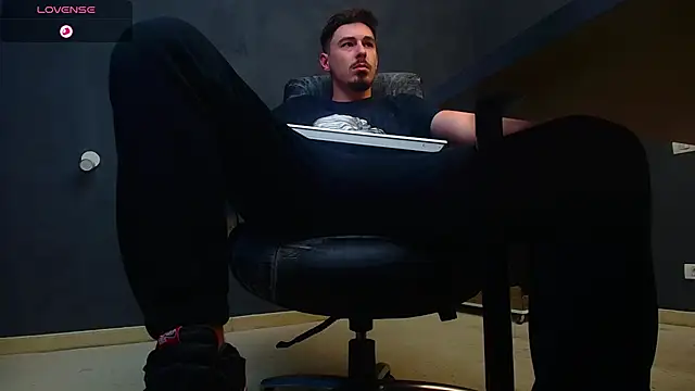 Snapshot of EnzoRace chatting on 10.04.25 EnzoRace online show from 10.04.25