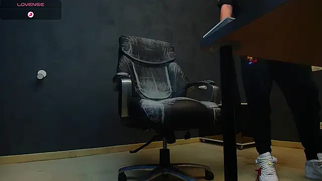 Snapshot of EnzoRace chatting on 10.05.25 EnzoRace online show from 10.05.25