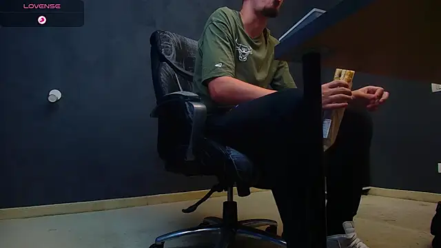 Snapshot of EnzoRace chatting on 10.06.25 EnzoRace online show from 10.06.25