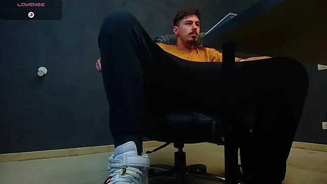 Snapshot of EnzoRace chatting on 10.08.25 EnzoRace online show from 10.08.25