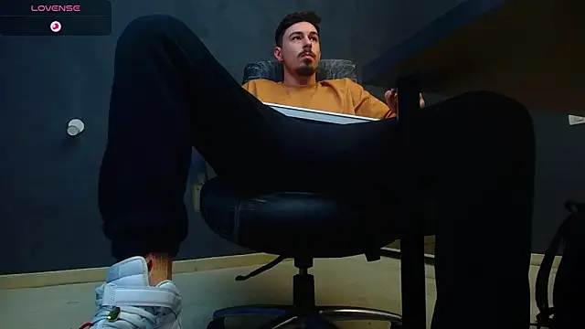 Snapshot of EnzoRace chatting on 10.09.25 EnzoRace online show from 10.09.25