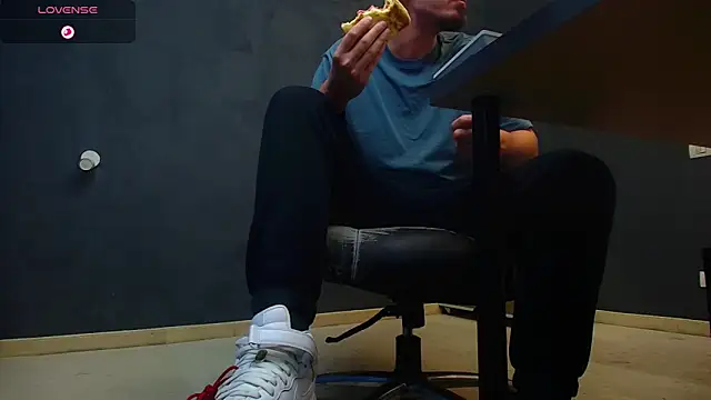 Snapshot of EnzoRace chatting on 10.10.25 EnzoRace online show from 10.10.25