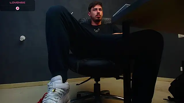 Snapshot of EnzoRace chatting on 10.11.25 EnzoRace online show from 10.11.25