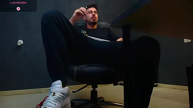 Snapshot of EnzoRace chatting on 10.12.25 EnzoRace online show from 10.12.25