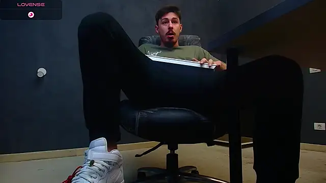 Snapshot of EnzoRace chatting on 10.13.25 EnzoRace online show from 10.13.25