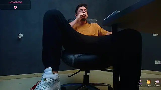 Snapshot of EnzoRace chatting on 10.14.25 EnzoRace online show from 10.14.25