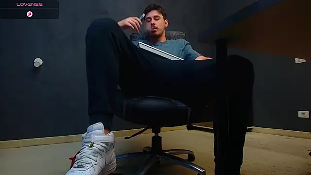 Snapshot of EnzoRace chatting on 10.15.25 EnzoRace online show from 10.15.25