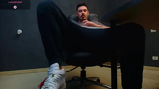 Snapshot of EnzoRace chatting on 10.17.25 EnzoRace online show from 10.17.25