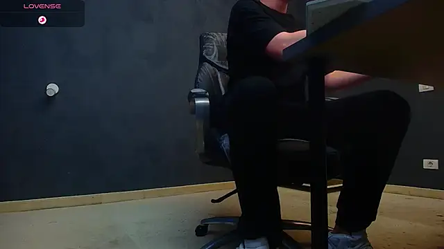 Snapshot of EnzoRace chatting on 10.18.25 EnzoRace online show from 10.18.25