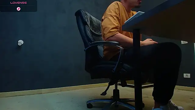 Snapshot of EnzoRace chatting on 10.21.25 EnzoRace online show from 10.21.25