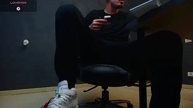 Snapshot of EnzoRace chatting on 10.22.25 EnzoRace online show from 10.22.25