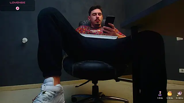 Snapshot of EnzoRace chatting on 10.23.25 EnzoRace online show from 10.23.25