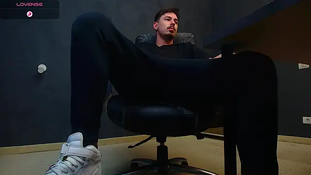 Snapshot of EnzoRace chatting on 10.24.25 EnzoRace online show from 10.24.25