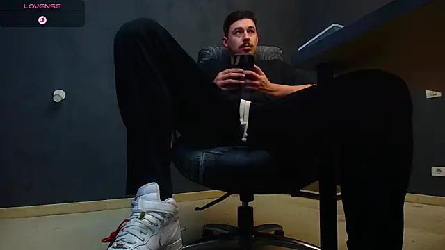 Snapshot of EnzoRace chatting on 10.27.25 EnzoRace online show from 10.27.25