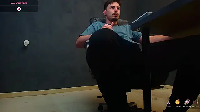 Snapshot of EnzoRace chatting on 10.28.25 EnzoRace online show from 10.28.25