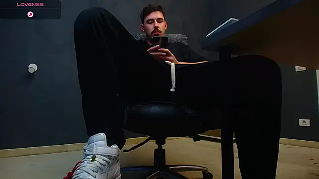 Snapshot of EnzoRace chatting on 10.29.25 EnzoRace online show from 10.29.25