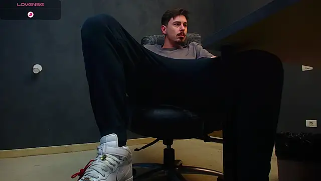 Snapshot of EnzoRace chatting on 10.30.25 EnzoRace online show from 10.30.25