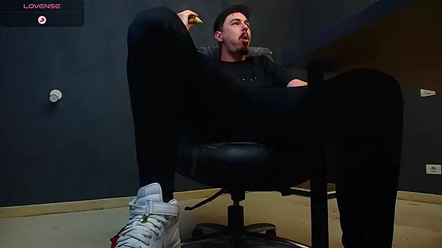 Snapshot of EnzoRace chatting on 10.31.25 EnzoRace online show from 10.31.25