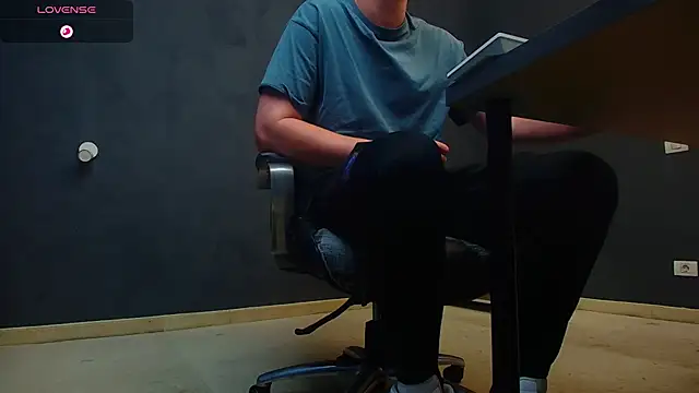 Snapshot of EnzoRace chatting on 11.01.25 EnzoRace online show from 11.01.25