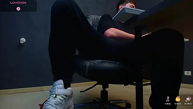 Snapshot of EnzoRace chatting on 11.02.25 EnzoRace online show from 11.02.25