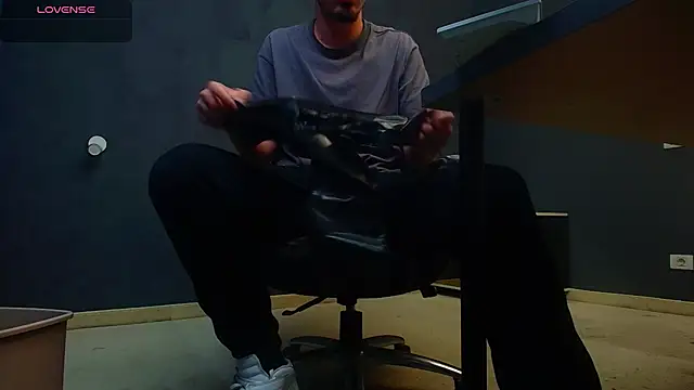 Snapshot of EnzoRace chatting on 11.04.25 EnzoRace online show from 11.04.25