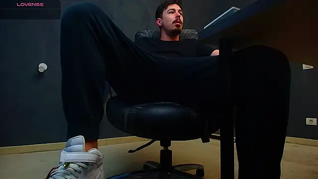 Snapshot of EnzoRace chatting on 11.05.25 EnzoRace online show from 11.05.25