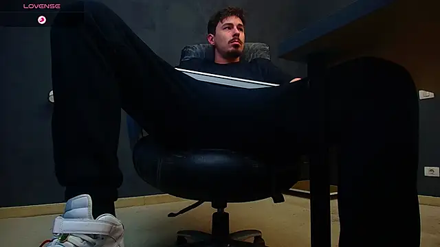 Snapshot of EnzoRace chatting on 11.07.25 EnzoRace online show from 11.07.25