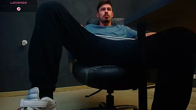 Snapshot of EnzoRace chatting on 11.08.25 EnzoRace online show from 11.08.25