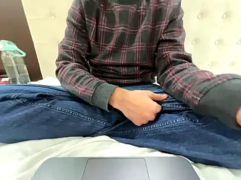 Snapshot of DecentJaat chatting on 12.17.25 DecentJaat online show from 12.17.25