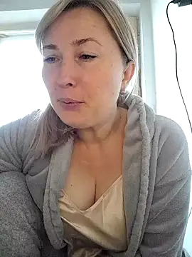 Snapshot of Xseniy chatting on 10.08.25 Xseniy online show from 10.08.25