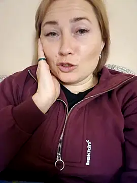 Snapshot of Xseniy chatting on 10.14.25 Xseniy online show from 10.14.25