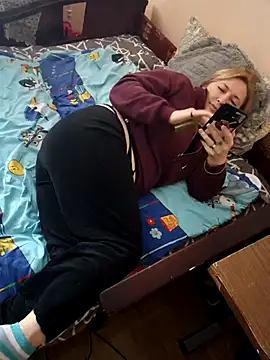 Snapshot of Xseniy chatting on 10.17.25 Xseniy online show from 10.17.25