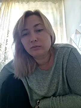 Snapshot of Xseniy chatting on 10.20.25 Xseniy online show from 10.20.25