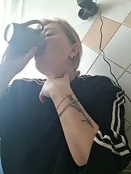 Snapshot of Xseniy chatting on 10.24.25 Xseniy online show from 10.24.25