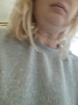 Snapshot of Xseniy chatting on 10.26.25 Xseniy online show from 10.26.25