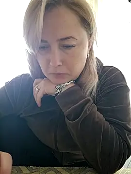 Snapshot of Xseniy chatting on 10.28.25 Xseniy online show from 10.28.25