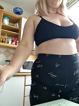 Snapshot of Xseniy chatting on 11.03.25 Xseniy online show from 11.03.25