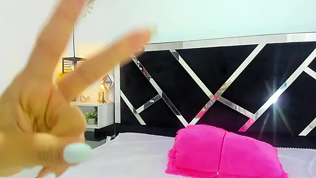 Snapshot of iisabella_noa chatting on 09.15.25 iisabella noa online show from 09.15.25