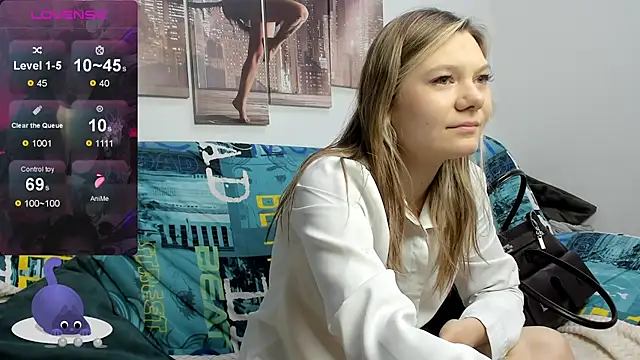 Snapshot of Sunny_Sammy chatting on 10.08.25 Sunny Sammy online show from 10.08.25