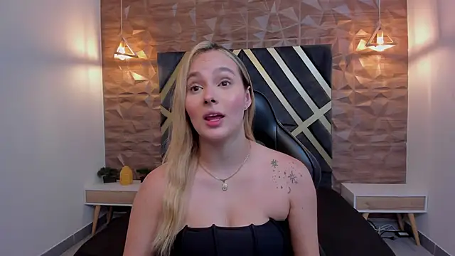 Emmaa white  online show from 12.18.25