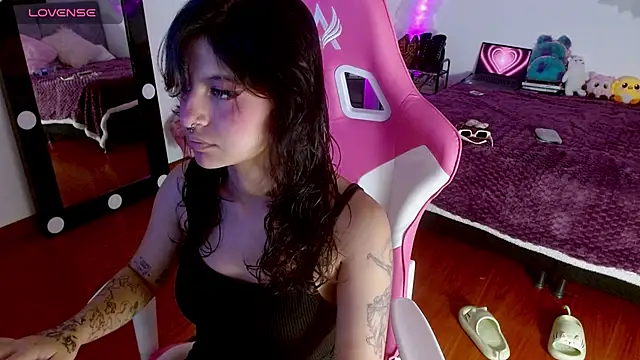 larah uwu online show from 09.21.25