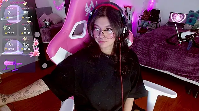 larah uwu online show from 09.29.25