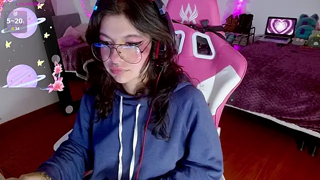 larah uwu online show from 09.30.25