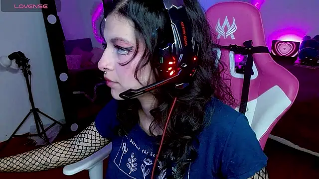 larah uwu online show from 10.19.25