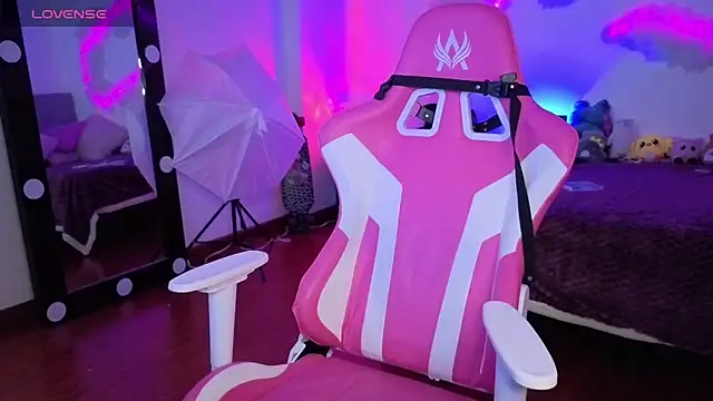 larah uwu online show from 11.13.25