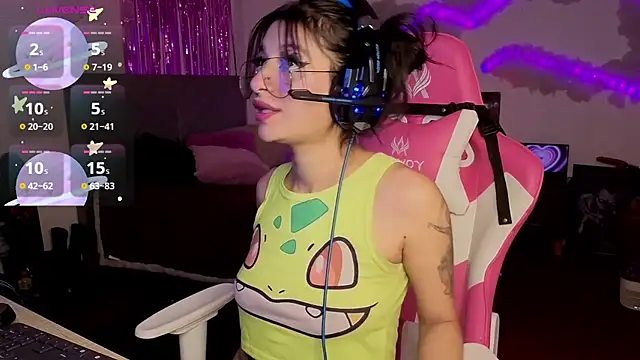 larah uwu online show from 04.12.26