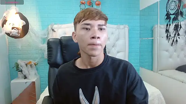 Snapshot of nathanclay chatting on 11.02.25 nathanclay online show from 11.02.25