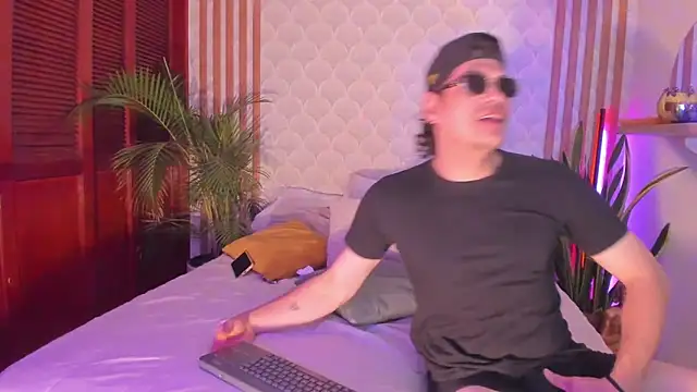 Snapshot of Cristian_blaze chatting on 11.19.25 Cristian blaze online show from 11.19.25