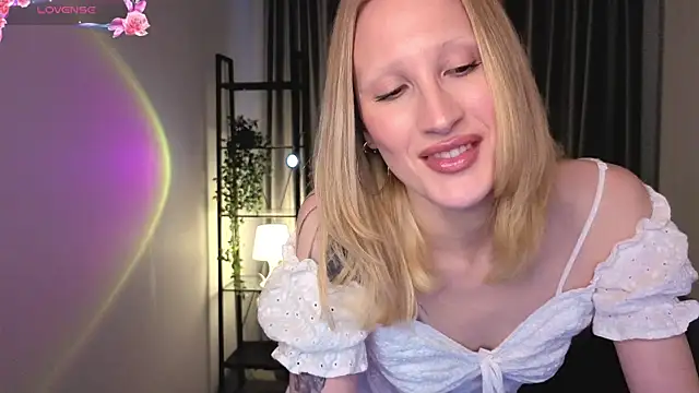 BiancaHelo online show from 10.18.25