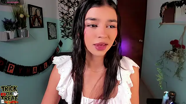 Snapshot of Elsa_Pataky chatting on 10.28.25 Elsa Pataky online show from 10.28.25